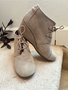 Toms Suede Wedge Ankle Booties in Light Taupe Boho Cottage Prairie Trendy 9.5